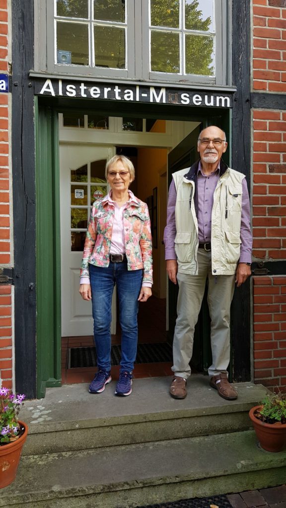 Marianne Baier und Rainer Hoffmann stehen vor dem Alstertalmuseum