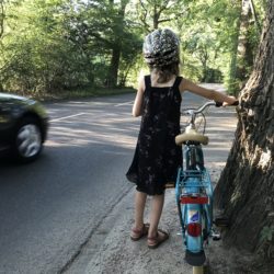 Ein Mädchen an der Straße Im Kohlhof in Lemsahl-Mellingstedt