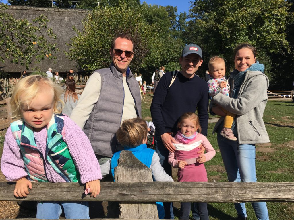 Groß und Klein auf dem Erntedankfest im Museumsdorf Volksdorf