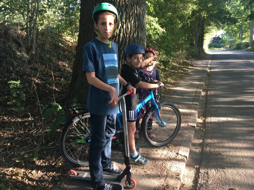 Kinder vor der Straße Im Kohlhof in Lemsahl-Mellingstedt