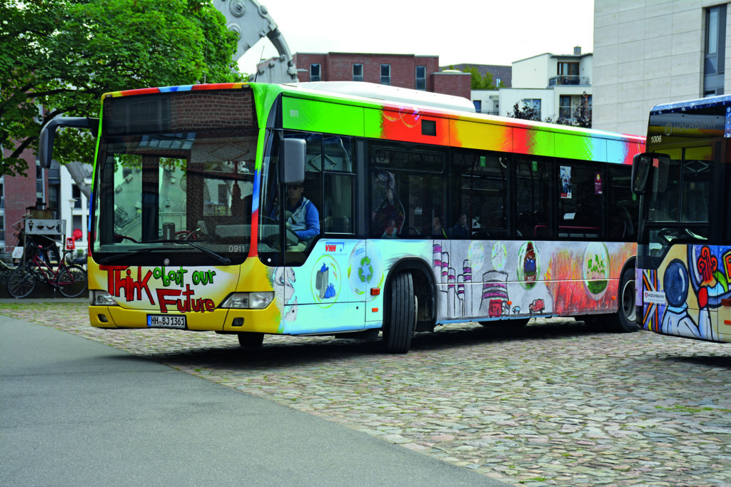 Der HVV-Bus wurde nach Entwürfen der Stadtteilschule Bergstedt gestaltet