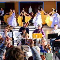 Der Volkshochschulverein Hamburg-Ost e.V. hat in 40 Jahren einiges bewegt. Die Tanzbrücke Hamburg e.V., tanzte 2017 mit 50 Tänzerinnen und dem Wandsbeker Sinfonieorchester in der Karl Schneider Halle