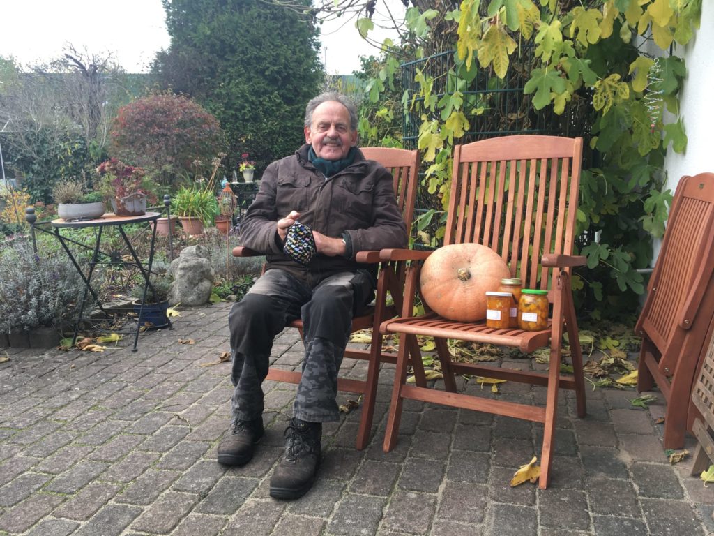 Baldur Müggenburg in seinem Garten