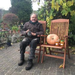 Baldur Müggenburg in seinem Garten