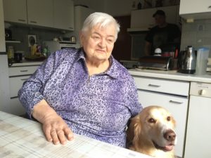 Anneliese Bartuszies mit ihrem Hund Milo