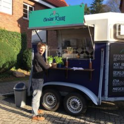 Christopher Ammann vor seinem Stand ChrissKrossPizza in Volksdorf