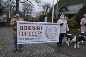 Mahnwache für Goofy vor dem Museumsdorf