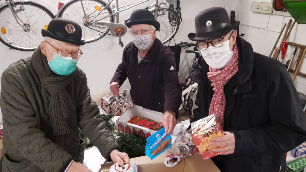 Der Lions-Club Walddörfer packt Weihnachtspakete