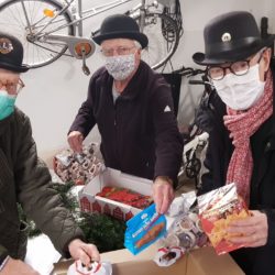 Der Lions-Club Walddörfer packt Weihnachtspakete