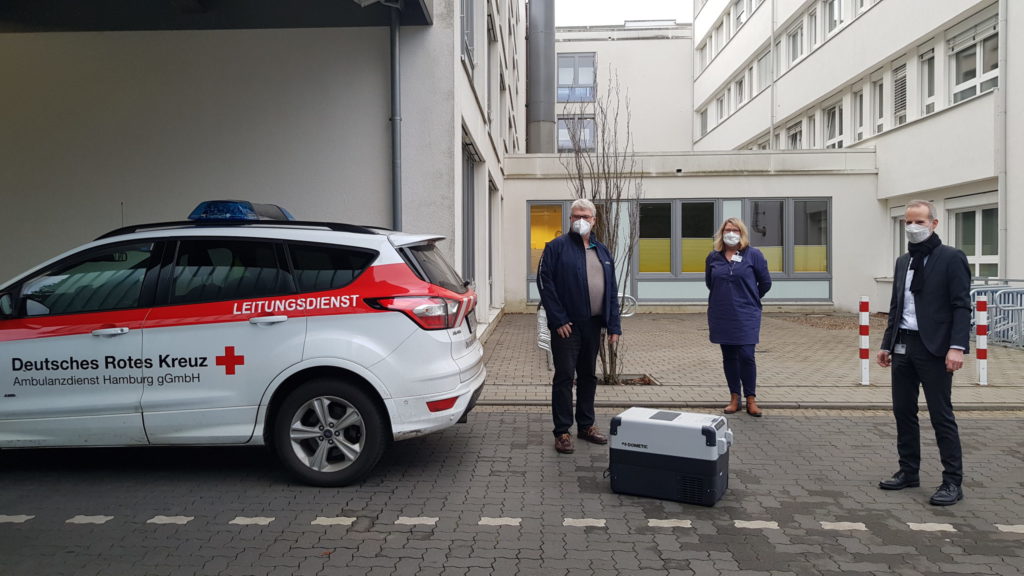 Corona Impfstoff Lieferung vor dem Amalie Sieveking Krankenhaus in Volksdorf