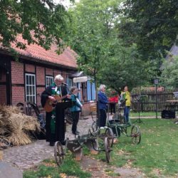 Pastor Burmester beim Erntedank im Museumsdorf