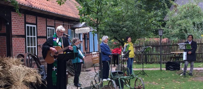 Pastor Burmester beim Erntedank im Museumsdorf