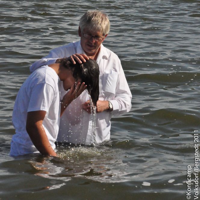 Pastor Burmester tauft Jugendliche im Meer