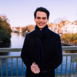 Christoph Ploß steht auf einer Brücke in Hamburg