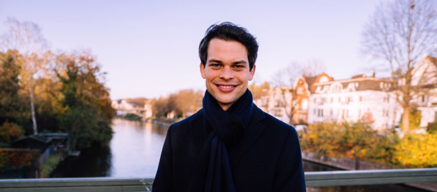 Christoph Ploß steht auf einer Brücke in Hamburg