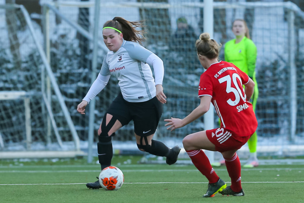 Dalina Saalmüller vom Walddörfer SV im Zweikampf gegen FC Bayern München