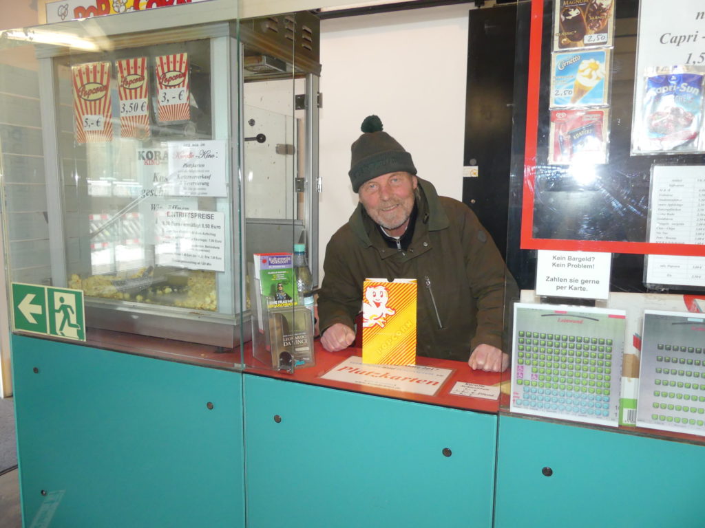 Kinobetreiber Hans-Peter Jansen im Koralle Kino in Volksdorf