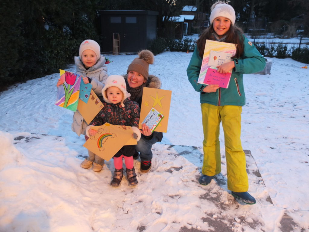 Sophia, Luise und Emma malen für Senioren