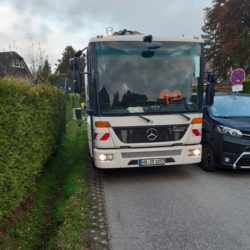 Müllabfuhr kommt kaum an den parkenden Autos vorbei