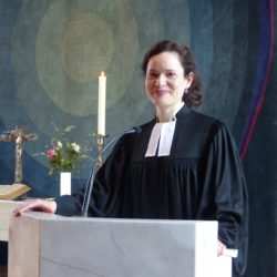 Pastorin in der Kirche