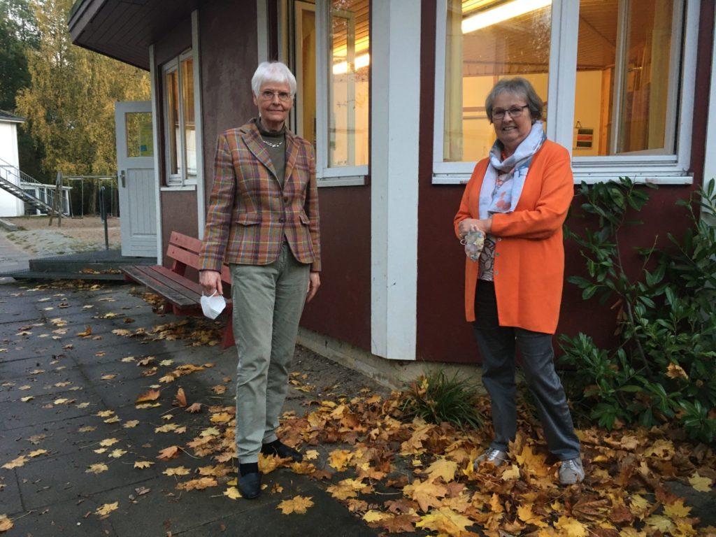 Ute Effinger und Silke Mohr vor dem Flüchtlingslager im Waldweg