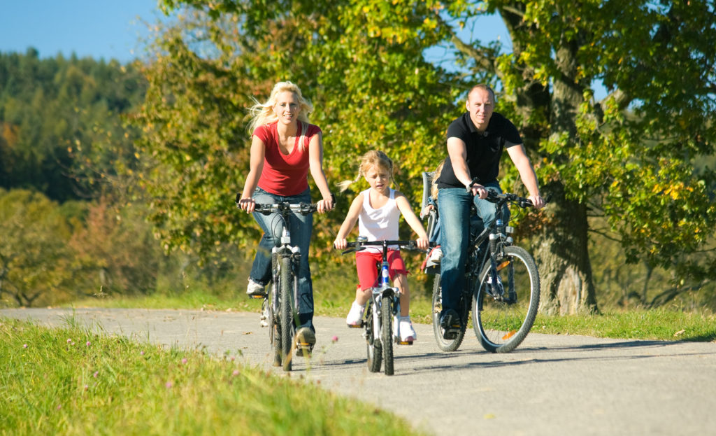 Familie fährt Fahrrad