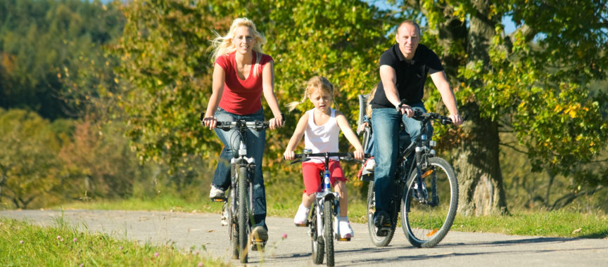 Familie fährt Fahrrad