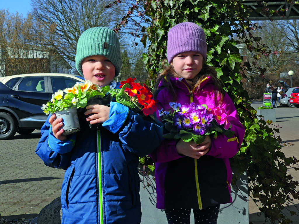 Kinder von Kunden in der Gärtnerei Piepereit