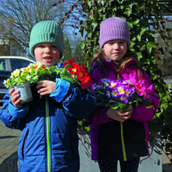 Kinder von Kunden in der Gärtnerei Piepereit