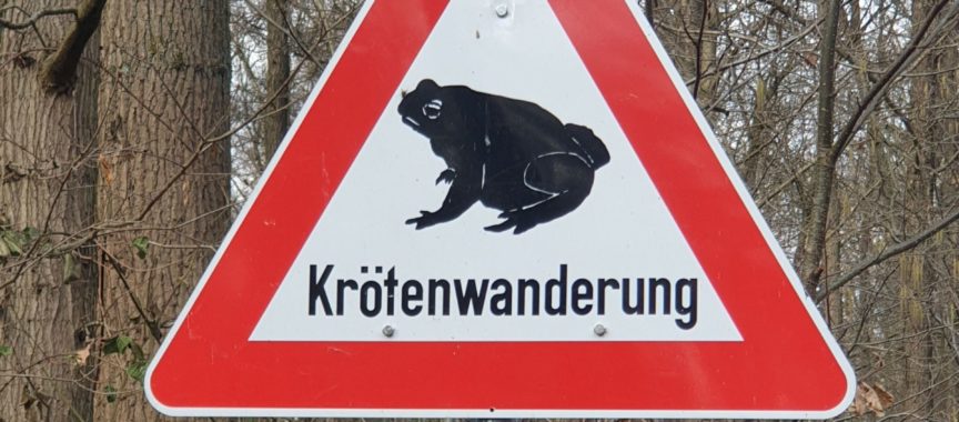 Schild warnt vor der Krötenwanderung