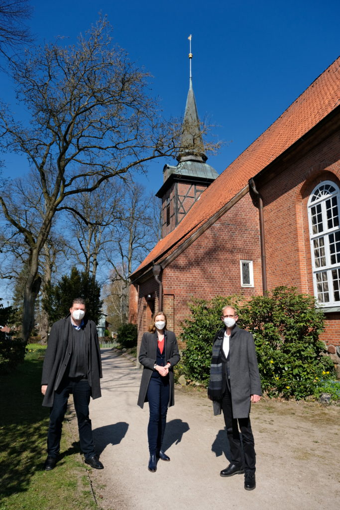 Bergstedter Kirche. Peter-Christian Ochs (rechts) Vorsitzender des Bauausschusses im Kirchengemeinderat kann sich über Geld von Bund und Senat freuen, für das sich SPD-Bundestagsabgeordnete Dorothee Martin und Finanzsenator Dr. Andreas Dressel stark gemacht haben