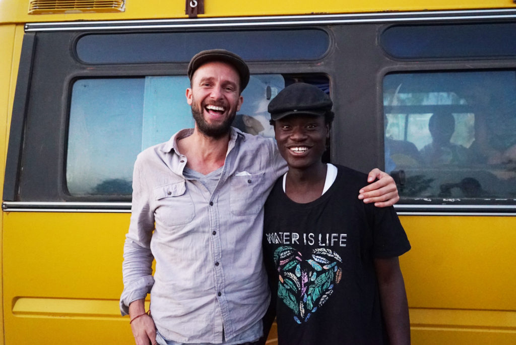 Beste Freunde: Ezé Wendtoin mit Filmregisseur Christian Suhr aus Volksdorf. Foto: Christian Suhr