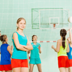 Mädchen Manschaft Volleyball in der Halle adobestock