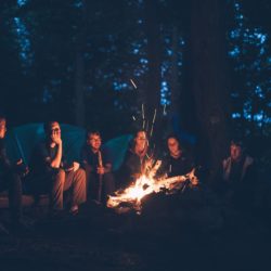 Jugendliche sitzen um Lagerfeuer, Jugendzentrum Manna