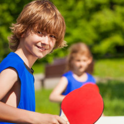 Tischtennis spielende Kinder