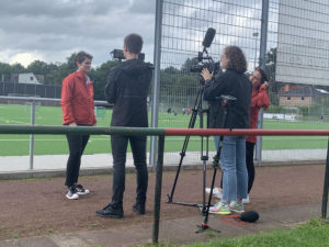 Veronika Rücker im Interview auf dem Gelände des Sportvereins