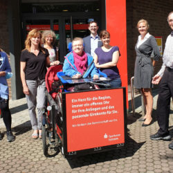 Übergabe der Rollstuhl Rikscha vor der Sparkasse Stormarn