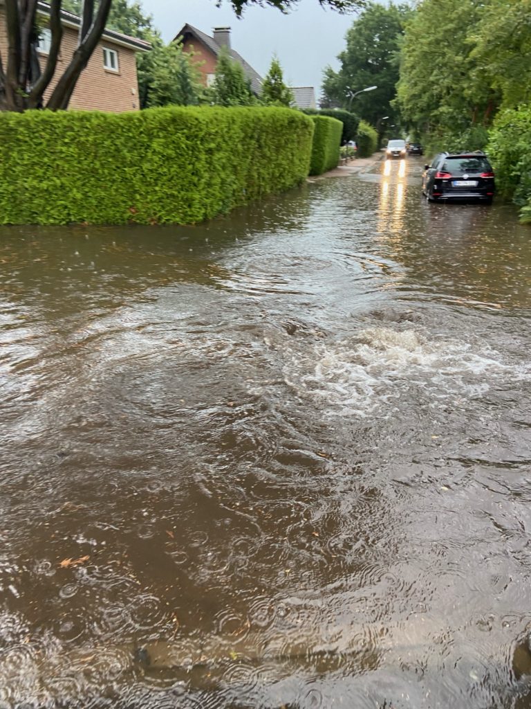 Wasser sprudelt aus dem Gully in Sasel