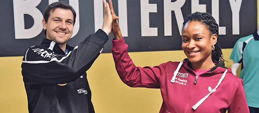 Timo Boll und Funke Oshonaike im Tischtennis-Store.