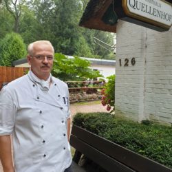 Fred Hildebrandt steht neben dem Restaurant