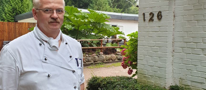 Fred Hildebrandt steht neben dem Restaurant