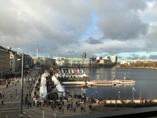 Hamburg: Weihnachtsmarkt „Weißerzauber auf dem  Jungfernstieg“