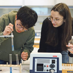 Jugend forscht: Natalia und Kevin arbeiten an ihrem Projekt "Metallfresser mit Wurzeln".