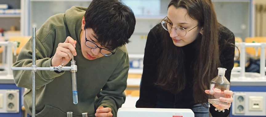 Jugend forscht: Natalia und Kevin arbeiten an ihrem Projekt "Metallfresser mit Wurzeln".