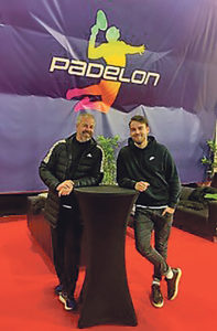 Andy Zec, Geschäftsführer von Pro Tennis Hamburg sowie Pro Sportz und Jonas Tange, Center-Manager von Padelon Hummelsbüttel, freuen sich über die stetig steigende Anzahl an Padel-Spielerinnen und -Spielern