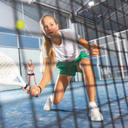 Padel Mädchen adobestock