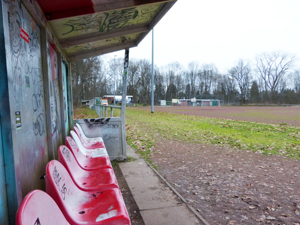 Hummelsbütteler Sportverein Kleine Tribuene und Sportplatz